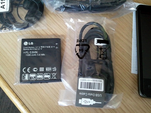 Lg optimus 2x elado - kiegészítők a dobozában
