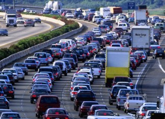 Dugóval teli hócipő Dugóval teli hócipő