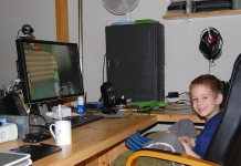 Peti beköltözött, én meg kiköltöztem Peti az xbox előtt