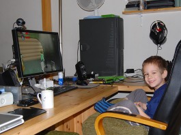 Peti beköltözött, én meg kiköltöztem Peti az xbox előtt