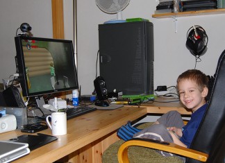 Peti beköltözött, én meg kiköltöztem Peti az xbox előtt