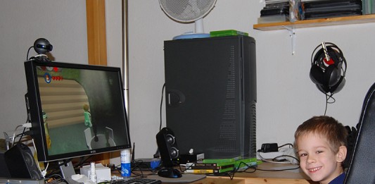 Peti beköltözött, én meg kiköltöztem Peti az xbox előtt