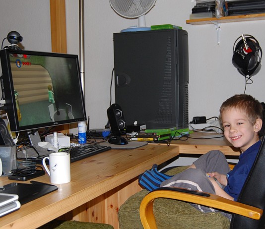 Peti beköltözött, én meg kiköltöztem Peti az xbox előtt