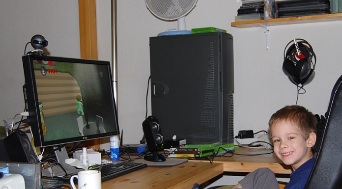 Peti beköltözött, én meg kiköltöztem Peti az xbox előtt