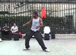 Utcai táncos Párizsban