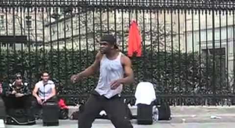 Utcai táncos Párizsban